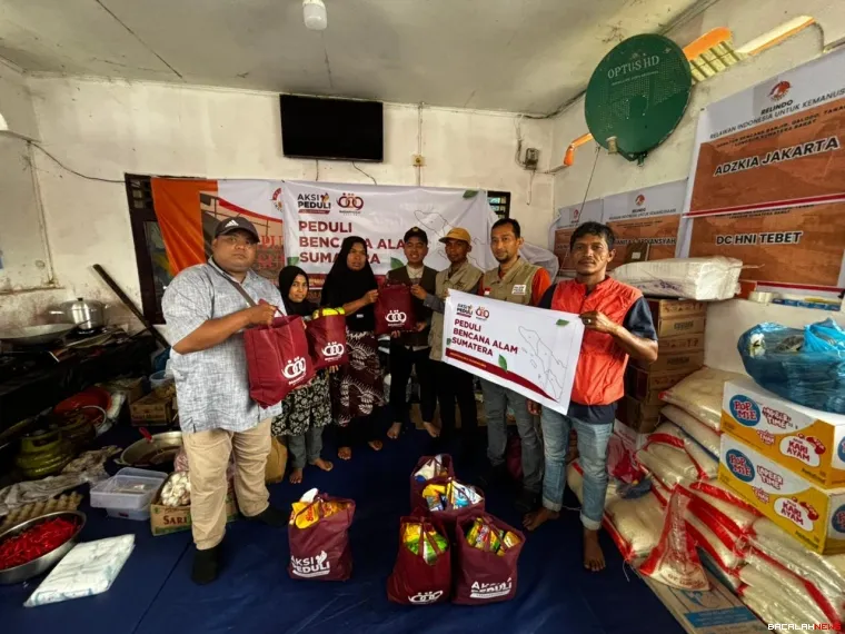 Ketua DPRD Agam Ilham bersama donatur saat salurkan bantuan bagi korban terdampak bencana Hidrometeorologi. foto Anizur 