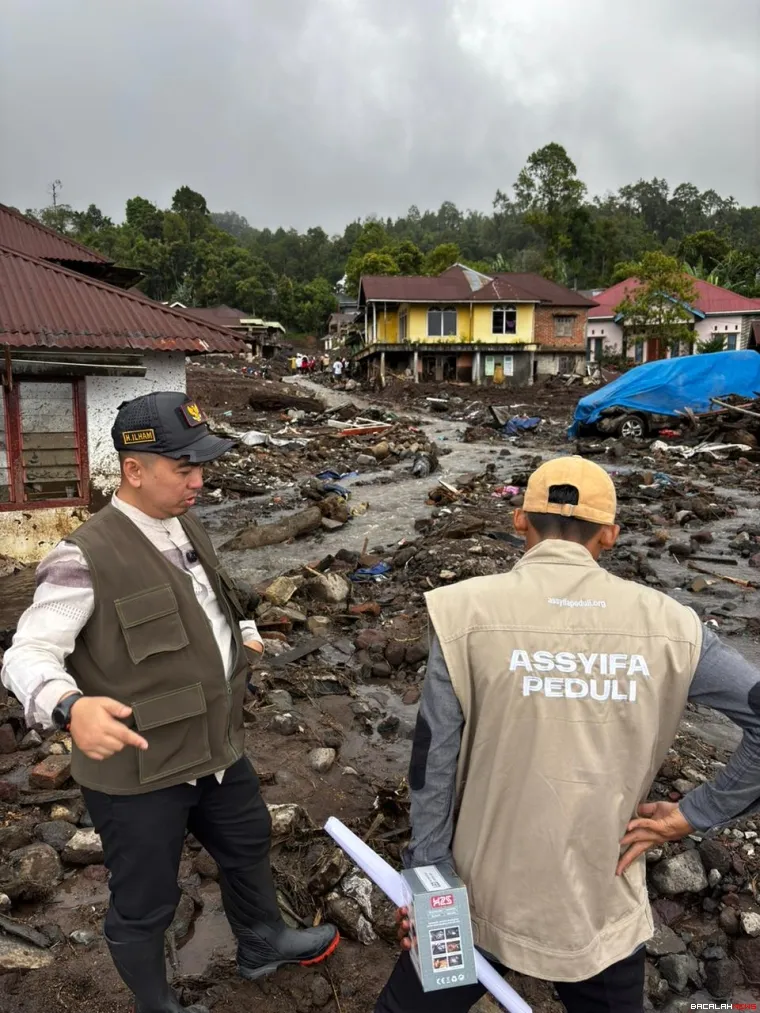 Ketua DPRD Agam Ilham di lokasi bencana banjir bandang. Foto Anizur 