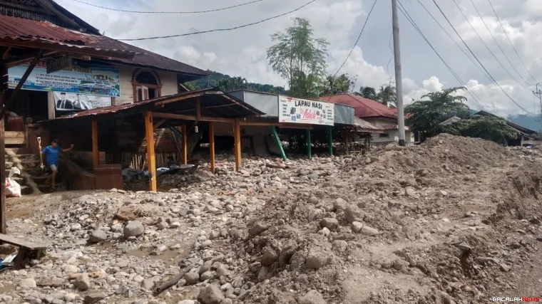 Material kayu penuhi pemukiman warga dan bahkan merusak bangunan rumah akibat dibawah arus banjir bandang melanda Kabupaten Agam. Foto Anizur.