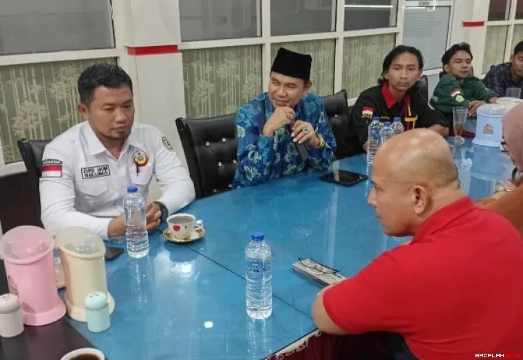 DPD IKM Kabupaten Seluma saat makan bersama di acara penggalangan dana untuk bantuan korban bencana hidrometeorologi melanda Provinsi Sumatera Barat. Foto Hendri.