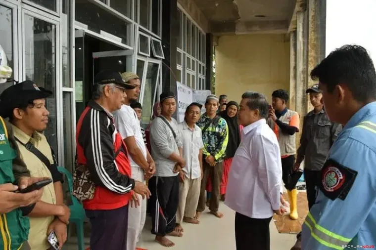 Bupati Benni Warlis tengah berbincang dengan pengungsi. Foto Anizur 
