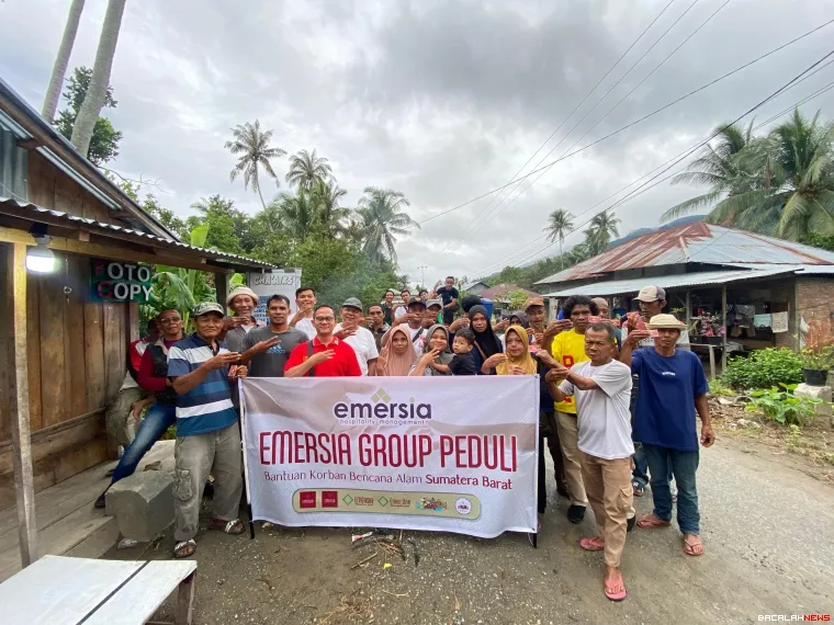Penyerahan bantuan kepada warga di Nagari Guguak Malalo.