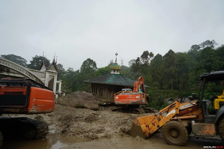Alat berat dioperasikan untuk penanganan banjir bandang