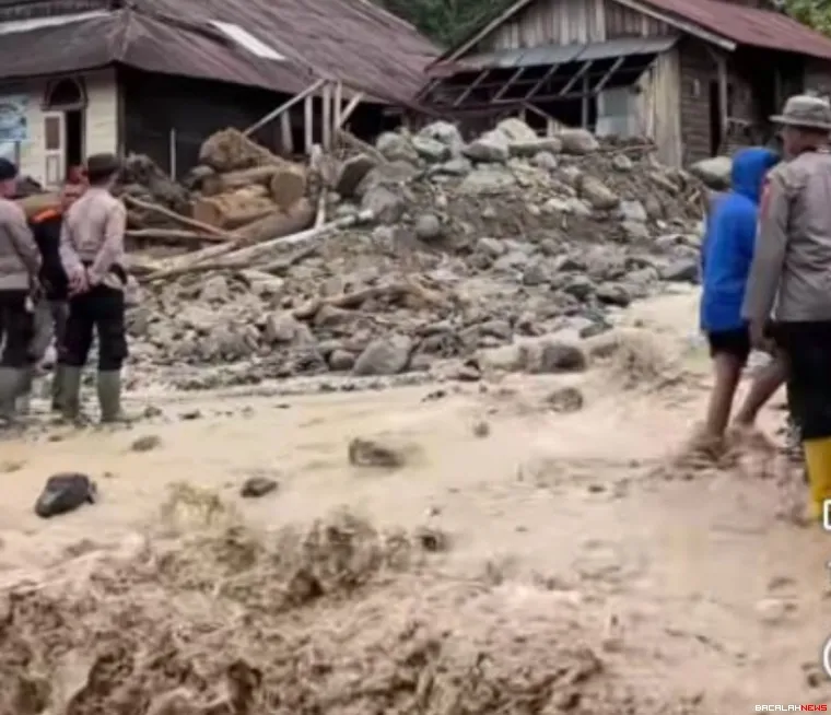 Terlihat pascabanjir sisakan material 