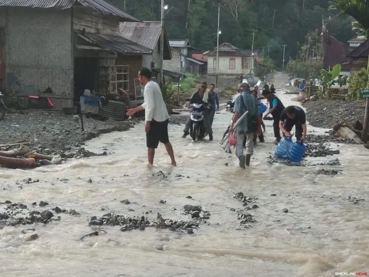 Beginilah kondisi daerah Bancah Balok di Jorong Bancah, Kenagarian Maninjau, Kabupaten Agam, yang tampak semakin memprihatinkan pada Senin pagi (29/12/2025). Foto Anizur 