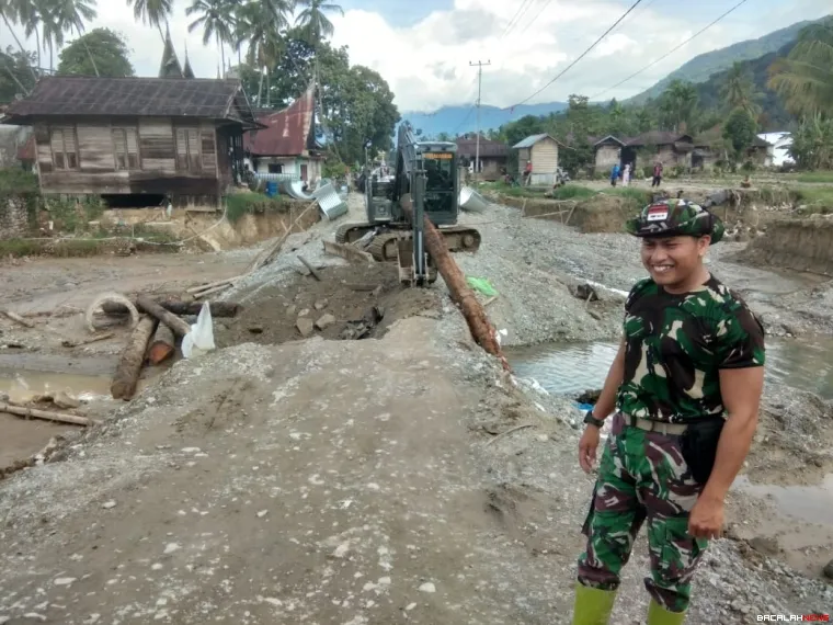 Terlihat banjir menyebabkan akses jalan terputus. Foto Anizur 