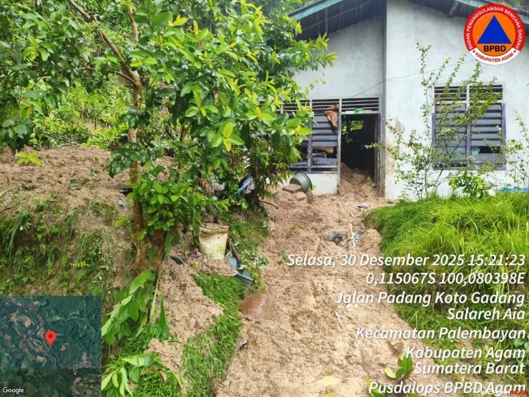 Terlihat satu unit rumah dihantam tanah longsor. Foto Anizur 