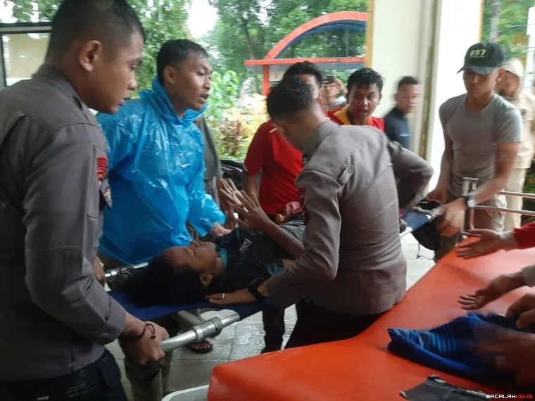 Aparat kepolisian bersama tim tengah mengevakuasi korban banjir. Foto Anizur 