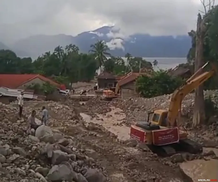 Alat berat masih beroperasi. Foto Anizur 