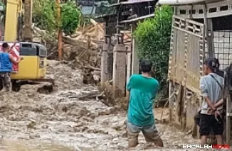 Puluhan warga mengantri bantuan air bersih yang didistribusikan Tim Penanggulangan Bencana PDI Perjuangan Sumbar di berbagai wilayah terdampak bencana di Kota Padang, Rabu.