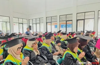 64 Lansia Kota Padang Panjang Diwisuda, Ini Keahliannya