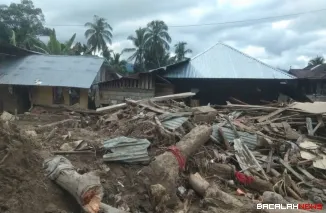 Terlihat tumpukan kayu diantara bangunan rumah warga yang rusak berat dampak bencana Hidrometeorologi melanda Kabupaten Agam. Foto Anizur