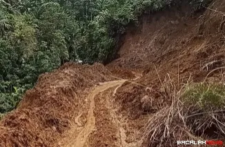 Jalan merupakan infrastruktur penting dalam menunjang perekonomian masyarakat, kini rusak berat dan sulit dilewati warga akibat dari dampak bencana hidrometeorologi melanda Kabupaten Agam. Foto Anizur.