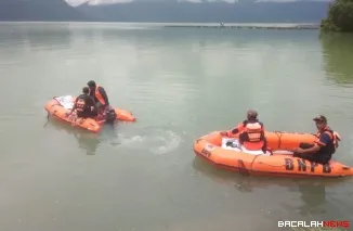 Terlihat dua perahu karet dari BPBD antar logistik ke Tanjung Raya lewat jalur air akibat terputusnya akses jalan darat menuju lokasi korban bencana Hidrometeorologi. Foto Anizur