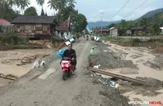 Terlihat warga mulai memanfaatkan jalan alternatif. Foto Anizur