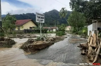 Terlihat jalan mengalami rusak berat dan masih tergenang air dampak dari bencana Hidrometeorologi melanda Kabupaten Agam. Foto Anizur