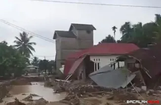 Terlihat bangunan rumah tempat tinggal warga tidak berbentuk akibat hantaman banjir bandang dalam peristiwa bencana Hidrometeorologi. Dok