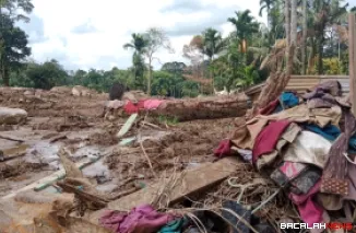 Terlihat material lumpur, batu dan kayu menimbun pemukiman warga di Kabupaten Agam, hingga membuat seisi rumah hancur beserakkan. Foto Anizur.