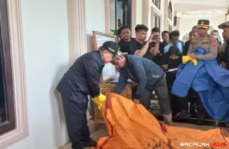 Terlihat Bupati Agam Benni Warlis mengangkat jenazah salah seorang korban bencana hidrometeorologi di Kabupaten Agam. Dok