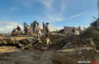 Terlihat perkampungan warga di Kabupaten Agam dipenuhi tumpukan material batu, kayu dan lumpur dampak dari bencana hidrometeorologi. Foto Anizur.