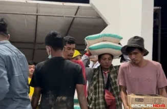 Beberapa orang dari Ikatan Alumni SMA 2 Lubuk Basung mengangkat batuan logistik untuk disalurkan kepada korban Galodo Salareh Aia, Kecamatan Palembayan, Kabupaten Agam. Foto Anizur