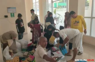 L.A Community menyalurkan bantuan pakaian layak pakai bagi para korban galodo yang tengah menjalani perawatan di RSUD Lubuk Basung, Rabu (3/12/2025). Foto Anizur