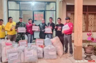 L.A Community saat memberikan bantuan untuk warga terdampak galodo di Kabupaten Agam. Foto Anizur