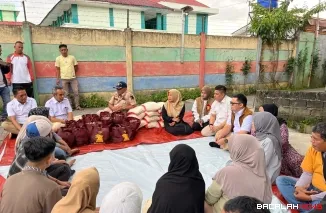 Fraksi Gerindra DPRD Kota Bukittinggi bersama jajaran pengurus DPC Partai Gerindra terlihat berdialog dengan warga terdampak bencana di Kelurahan BCKR, Jumat (5/12/2025). Foto Istimewa.