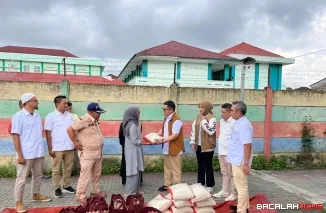 Sekretaris DPC Partai Gerinda Kota Bukittinggi, Reki Afriano saat menyerahkan bantuan bagi korban terdampak longsor di bibir Ngarai Sianok, Jumat (5/12/2025).