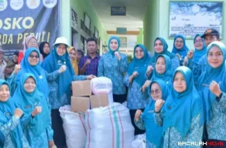 TP PKK Sumbar saat berikan bantuan kepada pengungsi yang terdampak bencana hidrometeorologi di Salareh Aia  Kecamatan Palembayan, Kabupaten Agam. Foto Ist