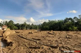 Terlihat perkampungan warga di salah satu daerah di Kabupaten Agam disapu banjir bandang hingga meterial lumpur menimbunnya. Foto Anizur