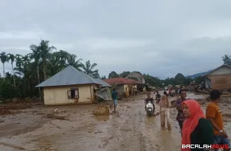 Kepala Dinas Kominfo Agam, Roza Syafdefianti saat meninjau lokasi bencana Hidrometeorologi. Dok