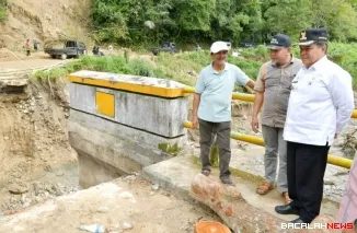 Bupati Agam Benni Warlis tinjau sebuah jembatan yang rusak berat dampak bencana Hidrometeorologi. Foto Anizur