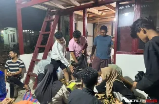 Terlihat sejumlah warga Simpang IV Mato Aia, Nagari Lubuk Basung, Kecamatan Lubuk Basung mengumpulkan bantuan yang telah diterima dari donatur untuk dibagikan kepada korban terdampak bencana Hidrometeorologi. Foto Anizur