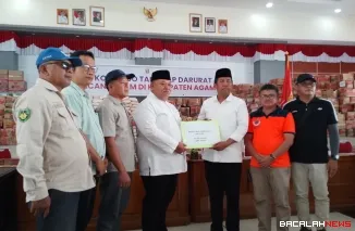 Bupati Bengkulu Selatan H. Rifai Tajudin bersama rombongan, Jumat (19/12/2025), ketika menyerahkan bantuan bagi korban bencana hidrometeorologi melanda Kabupaten Agam. Foto Anizur