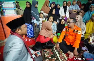 Bupati Tanah Datar Eka Putra melihat kondisi pengungsi di Posko Pengungsian Gedung Serbaguna Kantor Camat X Koto.