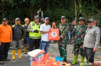 Bupati Tanah Datar Eka Putra mengunjungi dan menyerahkan bantuan di Posko pengungsian di Jorong Aia Mancua, Nagari Singgalang, Kecamatan X Koto.