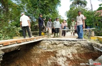 Bupati Tanah Datar Eka Putra meninjau pengerjaan normalisasi Sungai Batang Sumpur, jalan penghubung di Nagari Sumpur dan jembatan di Jorong Baiang Nagari Guguak Malalo.
