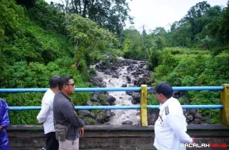 Bupati Tanah Datar Eka Putra meninjau Sabo Dam di Nagari Pasie Laweh, Kecamatan Sungai Tarab.