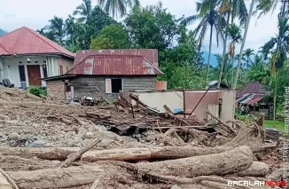 Terlihat sejumlah materi kayu memenuhi kawasan pemukiman warga pascabencana hidrometeorologi melanda Kabupaten Agam. Foto Anizur.