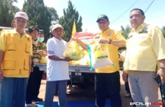 Terlihat para anggota DPD Partai Golkar Kabupaten Agam memberikan bantuan untuk masyarakat terdampak galodo di Jorong Kayu Pasak, Nagari Salareh Aia, Kecamatan Palembayan, Selasa (3/12/2025). Foto Anizur