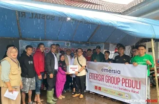 General Manager Emersia Hotel & Resort Batusangkar Joe Lubis, mewakili manajemen menyerahkan bantuan kepada warga korban bencana alam.
