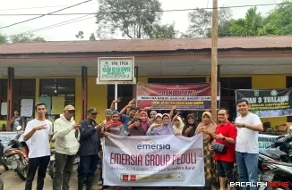 GM Emersia Batusangkar Joe Lubis mewakili Emersia Group Peduli menyerahkan bantuan kepada warga di Nagari Sumpur.