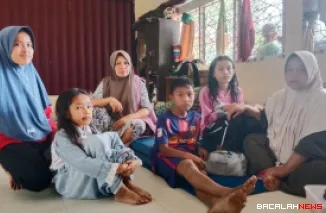 Yuni Efnita (40) bersama anak-anak nya kini tinggal di pengungsian di ruang kelas SD 05 Kayu Pasak pasca banjir bandang memporak-porandakan rumah serta kampung halamannya di Sawah Laweh, Nagari Salareh Aia, Palembayan, Kabupaten Agam. Foto Anizur