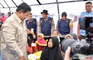 Presiden Prabowo Subianto saat meninjau pengungsi di Kabupaten Agam. Foto Anizur