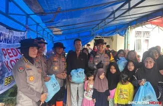 Kapolda Sumatera Barat Irjen Pol Gatot Tri Suryanta bersama para korban banjir bandang di Kecamatan Palembayan, Kabupaten Agam, Selasa (30/12/2025). Foto Anizur, S. H