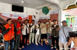 Ketua DPRD Agam Ilham bersama donatur saat menyerahkan bantuan bagi korban terdampak bencana Hidrometeorologi. Foto Anizur