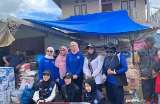 Camat Malalak Ulya Satar saat bersama warga. Dok Istimewa.