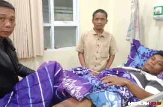 Seorang korban selamat dari bencana Hidrometeorologi melanda Kecamatan Palembayan, Kabupaten Agam tengah menjalani perawatan di RSUD Lubuk Basung. Foto Anizur