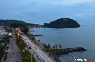Terlihat suasana pantai di Kota Padang dari ketinggian. Foto Kominfo.